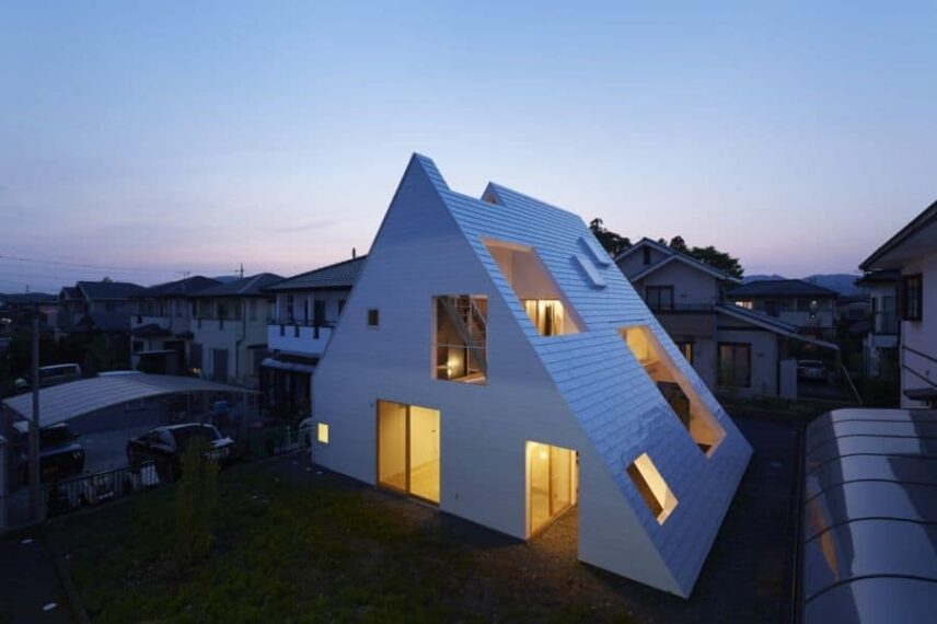 1-a-frame-roofline-contains-indoor-outdoor-areas .jpg