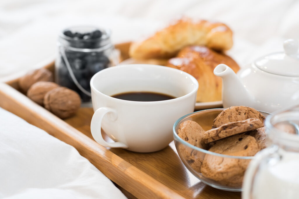 Desperte o amor: dicas criativas e românticas para um café da manhã na cama